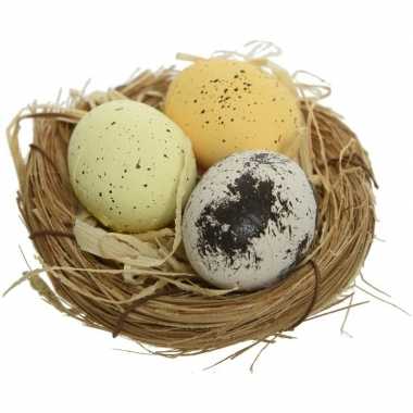 40x decoratie witte/gele eitjes in nestjes 9 cm