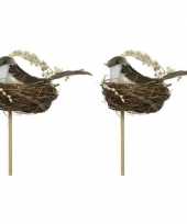 2x decoratie paasvogels donkerbruin wit in vogelnest 7 cm dierenbeelden op stekertje 10164642