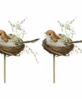 2x decoratie paasvogels wit oranje in vogelnest 7 cm dierenbeelden op stekertje