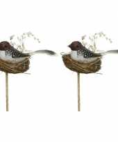 2x decoratie vogels donkerbruin wit in vogelnest 7 cm dierenbeelden op stekertje 10164600