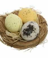 40x decoratie witte gele eitjes in nestjes 9 cm
