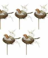 5x decoratie paasvogels wit oranje in vogelnest 7 cm dierenbeelden op stekertje