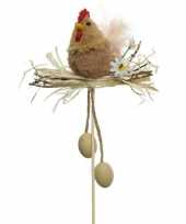 Paasdecoratie bruine kippen in nest 12 cm dierenbeelden op stekertje