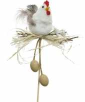 Paasdecoratie witte kippen in nest 12 cm dierenbeelden op stekertje